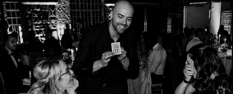 Alexis Ricardo a atuar com magia de proximidade num evento